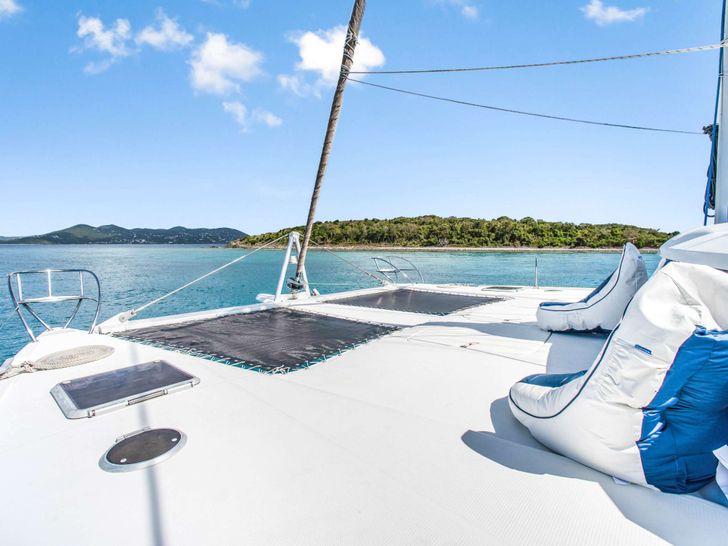 PERPETUAL BLUE Fountaine Pajot 59 - foredeck PERPETUAL BLUE Fountaine Pajot 59 - foredeck