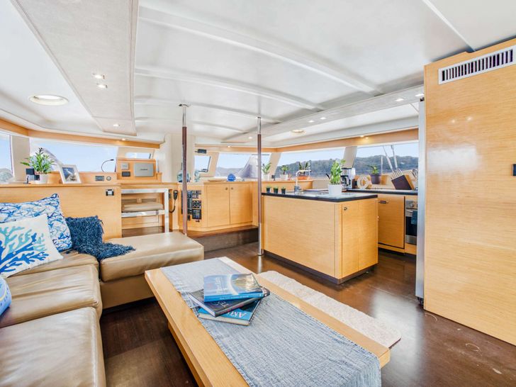 PERPETUAL BLUE Fountaine Pajot 59 - saloon PERPETUAL BLUE Fountaine Pajot 59 - saloon