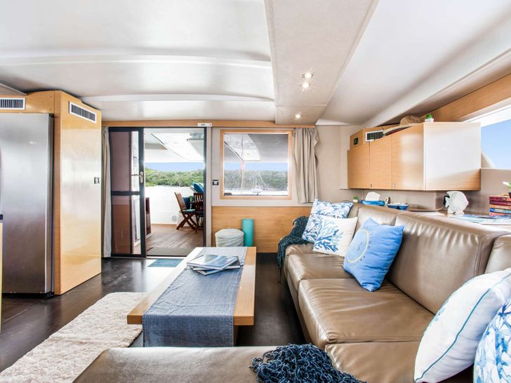 PERPETUAL BLUE Fountaine Pajot 59 - saloon PERPETUAL BLUE Fountaine Pajot 59 - saloon