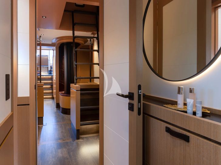 PERSEVERANCE 1 Baltic 36m - saloon hallway PERSEVERANCE 1 Baltic 36m - saloon hallway