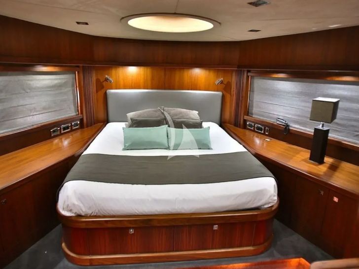 PHOENIX Sunseeker Predator 82 - VIP cabin PHOENIX Sunseeker Predator 82 - VIP cabin