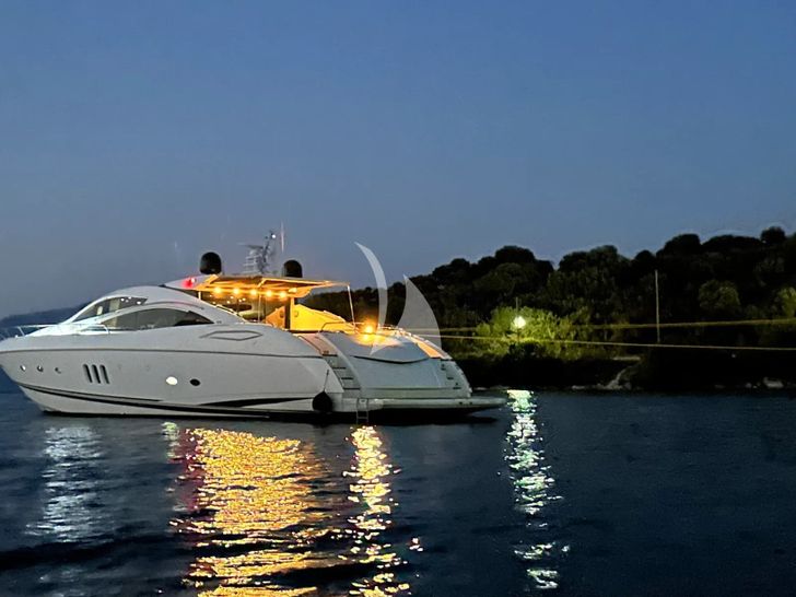 PHOENIX Sunseeker Predator 82 - at night PHOENIX Sunseeker Predator 82 - at night