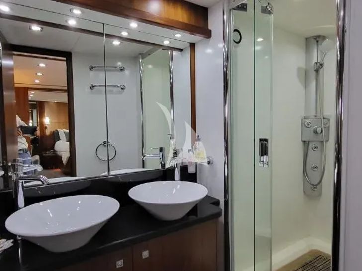 PHOENIX Sunseeker Predator 82 - cabin bathroom PHOENIX Sunseeker Predator 82 - cabin bathroom