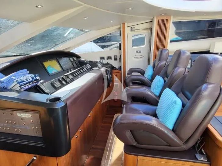 PHOENIX Sunseeker Predator 82 - cockpit PHOENIX Sunseeker Predator 82 - cockpit