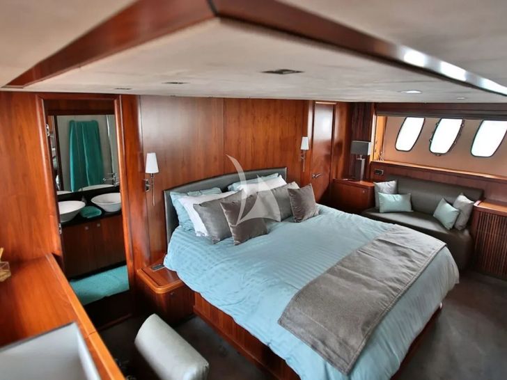 PHOENIX Sunseeker Predator 82 - master cabin PHOENIX Sunseeker Predator 82 - master cabin