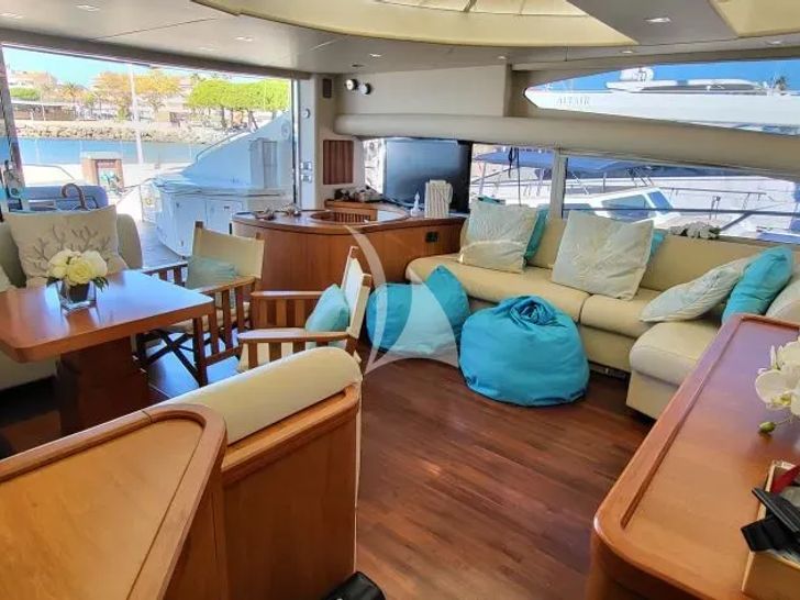 PHOENIX Sunseeker Predator 82 - saloon seating and dining area PHOENIX Sunseeker Predator 82 - saloon seating and dining area