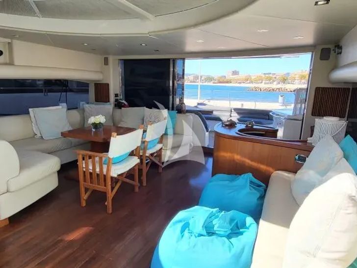 PHOENIX Sunseeker Predator 82 - saloon seating PHOENIX Sunseeker Predator 82 - saloon seating