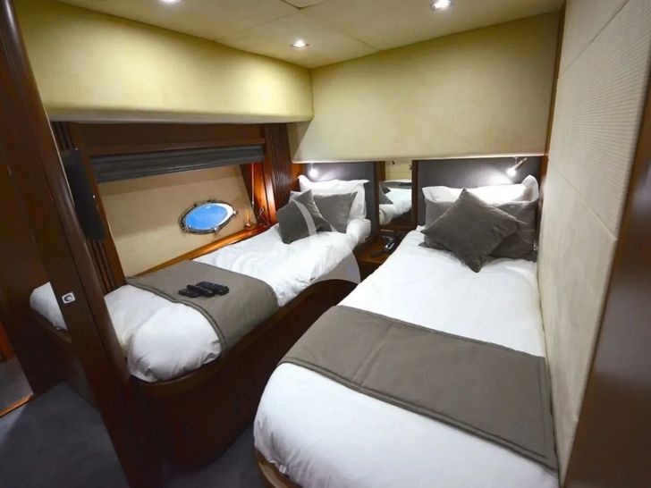 PHOENIX Sunseeker Predator 82 - twin cabin PHOENIX Sunseeker Predator 82 - twin cabin
