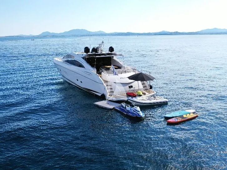 PHOENIX Sunseeker Predator 82 - with the water toys PHOENIX Sunseeker Predator 82 - with the water toys