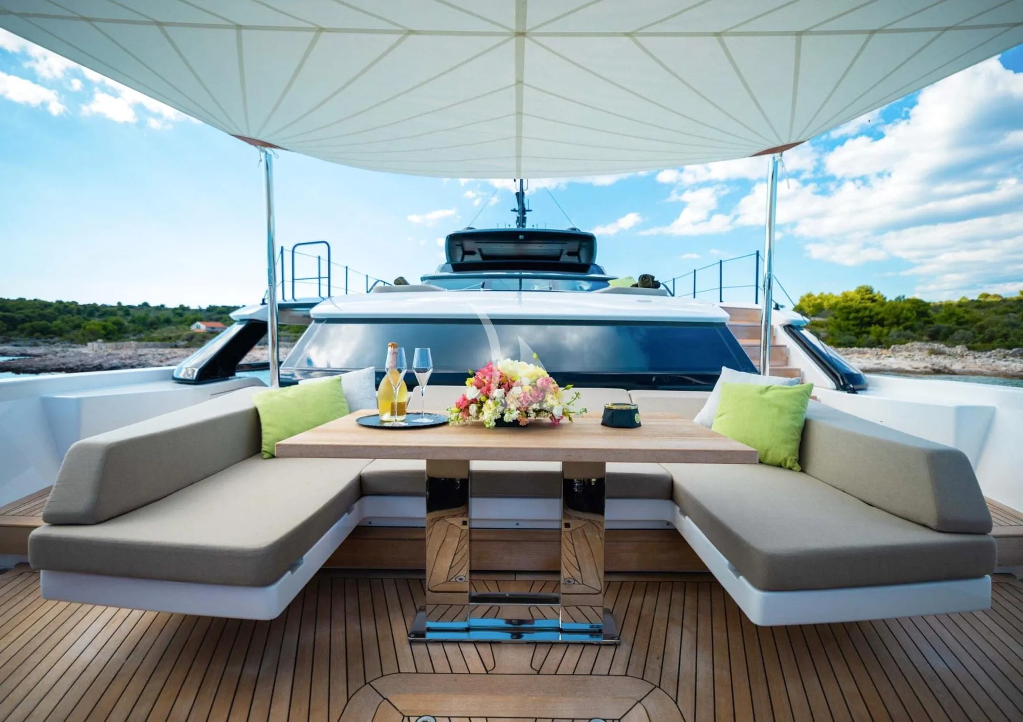 PIOLA Sanlorenzo SL102 Asymmetric - foredeck dining lounge
