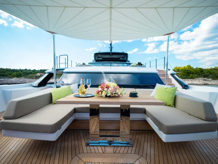 PIOLA Sanlorenzo SL102 Asymmetric - foredeck dining lounge PIOLA Sanlorenzo SL102 Asymmetric - foredeck dining lounge