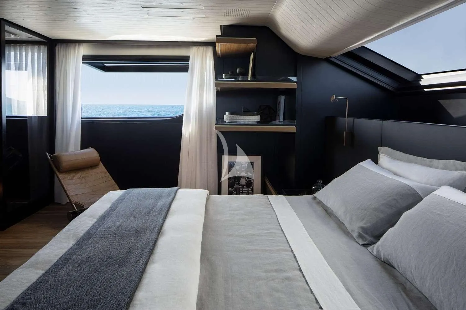 PIOLA Sanlorenzo SL102 Asymmetric - master cabin bed