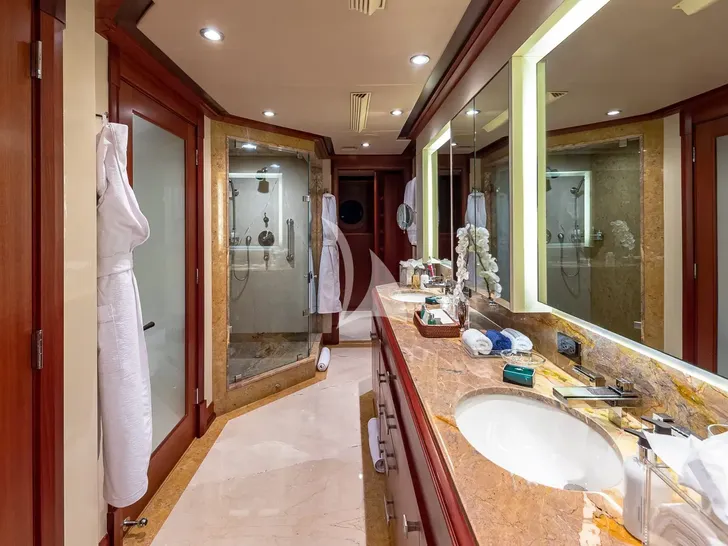 PISCES Delta Marine 151 - master cabin bathroom PISCES Delta Marine 151 - master cabin bathroom