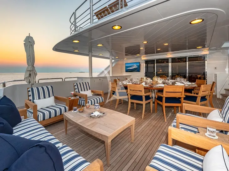 PISCES Delta Marine 151 - sky deck aft PISCES Delta Marine 151 - sky deck aft