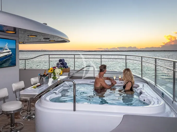 PISCES Delta Marine 151 - sundeck jacuzzi PISCES Delta Marine 151 - sundeck jacuzzi