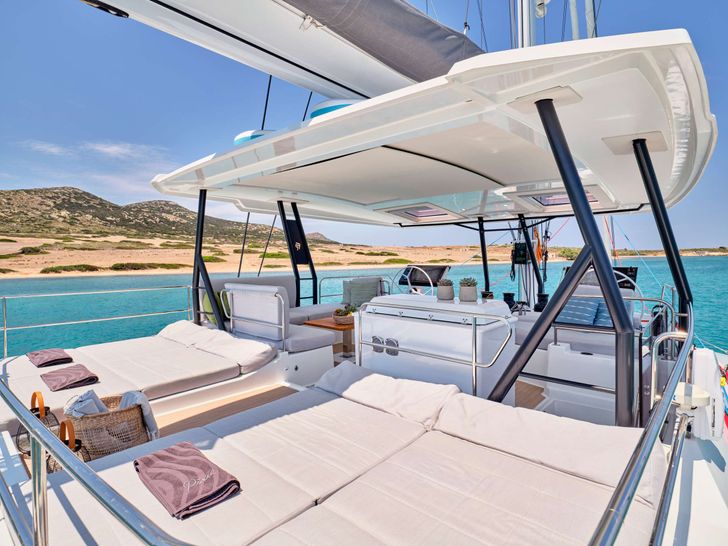 PIXIE Fountaine Pajot Alegria 67 - flybridge with sun beds PIXIE Fountaine Pajot Alegria 67 - flybridge with sun beds