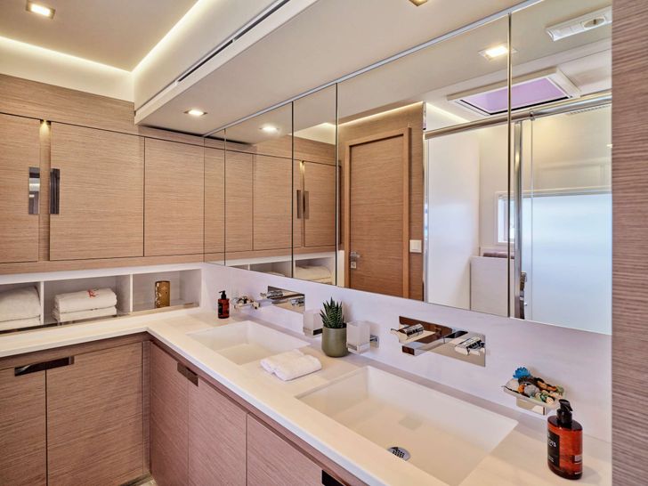 PIXIE Fountaine Pajot Alegria 67 - master cabin bathroom PIXIE Fountaine Pajot Alegria 67 - master cabin bathroom