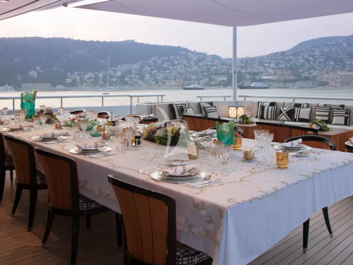 PLAN B ADM 73m - alfresco dining set up PLAN B ADM 73m - alfresco dining set up