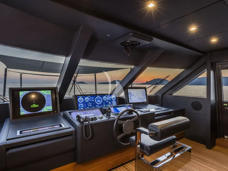 PLAN B Ferretti Custom Line Navetta 33 - cockpit PLAN B Ferretti Custom Line Navetta 33 - cockpit