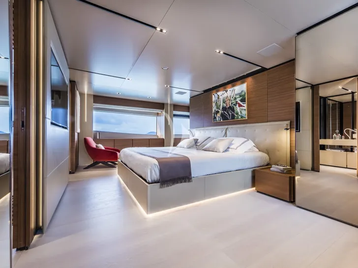 PLAN B Ferretti Custom Line Navetta 33 - master cabin PLAN B Ferretti Custom Line Navetta 33 - master cabin