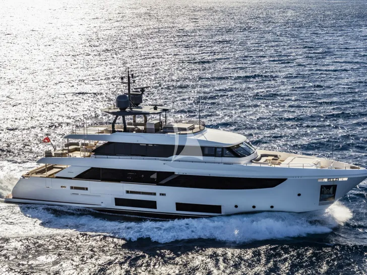 PLAN B Ferretti Custom Line Navetta 33 - profile PLAN B Ferretti Custom Line Navetta 33 - profile