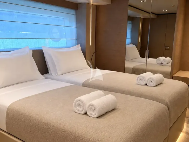 PLAN B Ferretti Custom Line Navetta 33 - twin cabin PLAN B Ferretti Custom Line Navetta 33 - twin cabin