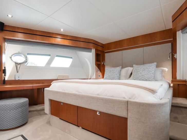 PLAY THE GAME Sunseeker 28m - VIP cabin PLAY THE GAME Sunseeker 28m - VIP cabin