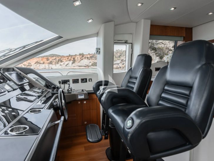 PLAY THE GAME Sunseeker 28m - cockpit PLAY THE GAME Sunseeker 28m - cockpit