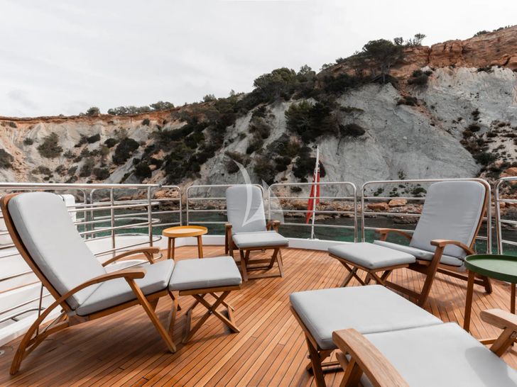 PLAY THE GAME Sunseeker 28m - flybridge aft seating PLAY THE GAME Sunseeker 28m - flybridge aft seating