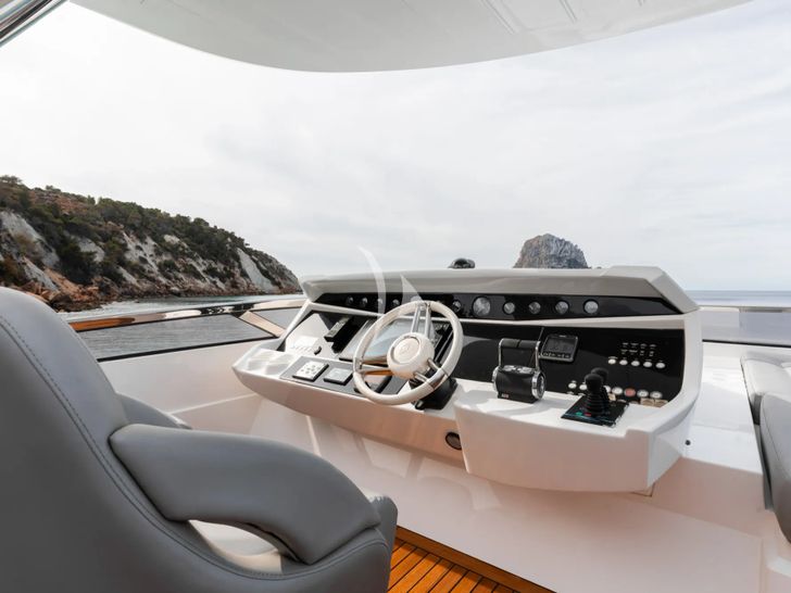 PLAY THE GAME Sunseeker 28m - flybridge helm PLAY THE GAME Sunseeker 28m - flybridge helm