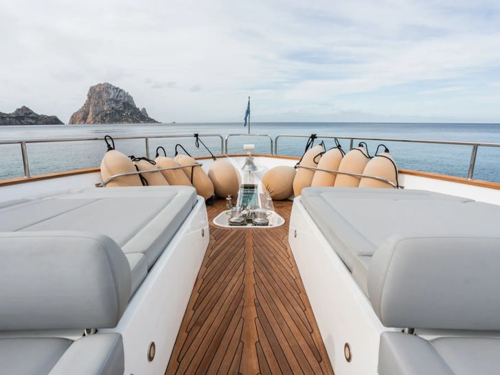 PLAY THE GAME Sunseeker 28m - foredeck PLAY THE GAME Sunseeker 28m - foredeck