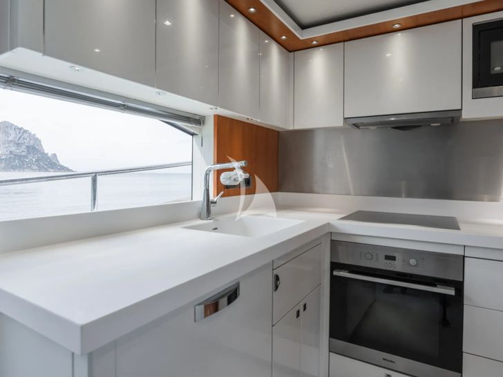 PLAY THE GAME Sunseeker 28m - galley PLAY THE GAME Sunseeker 28m - galley