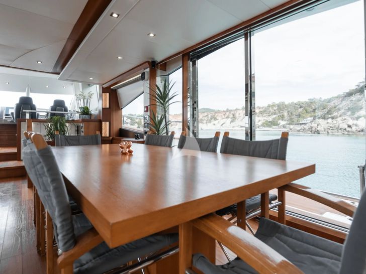 PLAY THE GAME Sunseeker 28m - indoor dining area PLAY THE GAME Sunseeker 28m - indoor dining area
