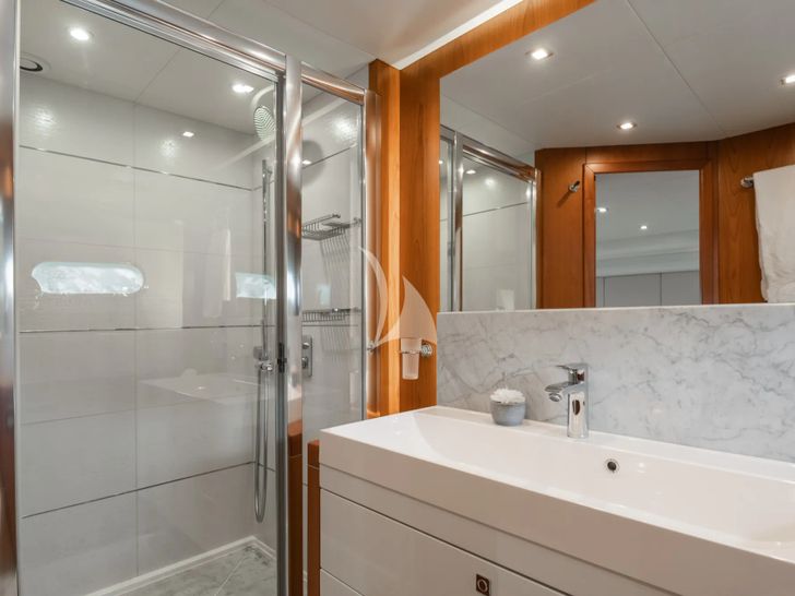 PLAY THE GAME Sunseeker 28m - master cabin bathroom PLAY THE GAME Sunseeker 28m - master cabin bathroom