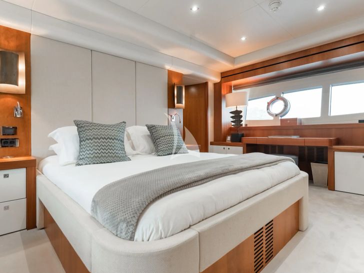 PLAY THE GAME Sunseeker 28m - master cabin bed PLAY THE GAME Sunseeker 28m - master cabin bed