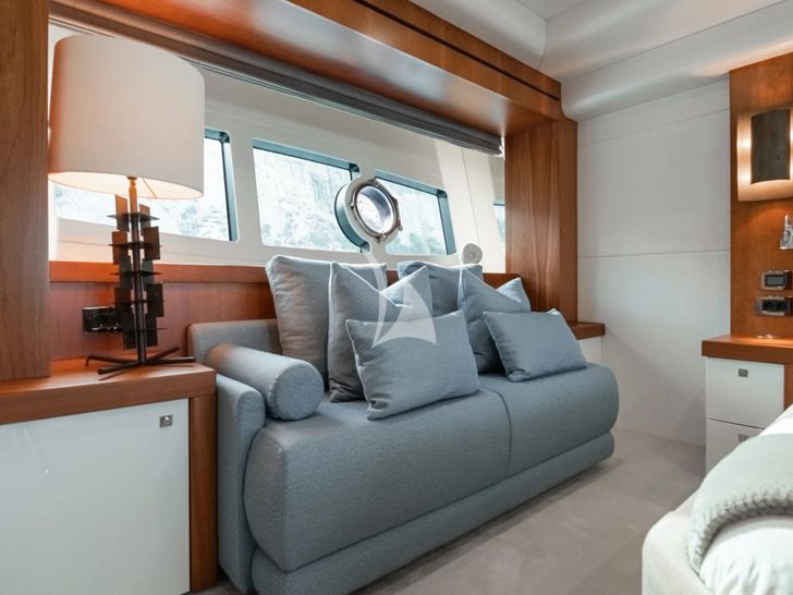 PLAY THE GAME Sunseeker 28m - master cabin couch PLAY THE GAME Sunseeker 28m - master cabin couch