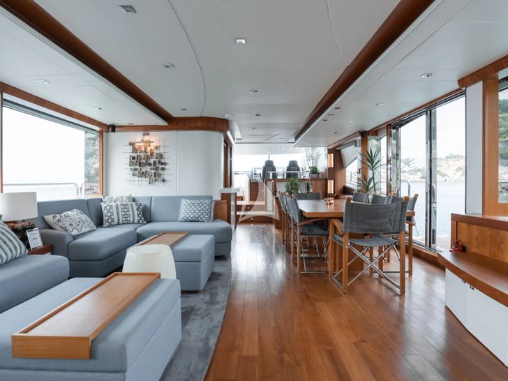 PLAY THE GAME Sunseeker 28m - saloon seating and dining PLAY THE GAME Sunseeker 28m - saloon seating and dining