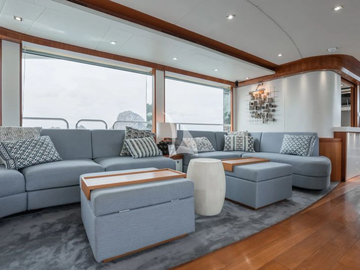 PLAY THE GAME Sunseeker 28m - saloon seating PLAY THE GAME Sunseeker 28m - saloon seating
