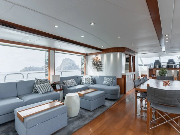 PLAY THE GAME Sunseeker 28m - saloon PLAY THE GAME Sunseeker 28m - saloon