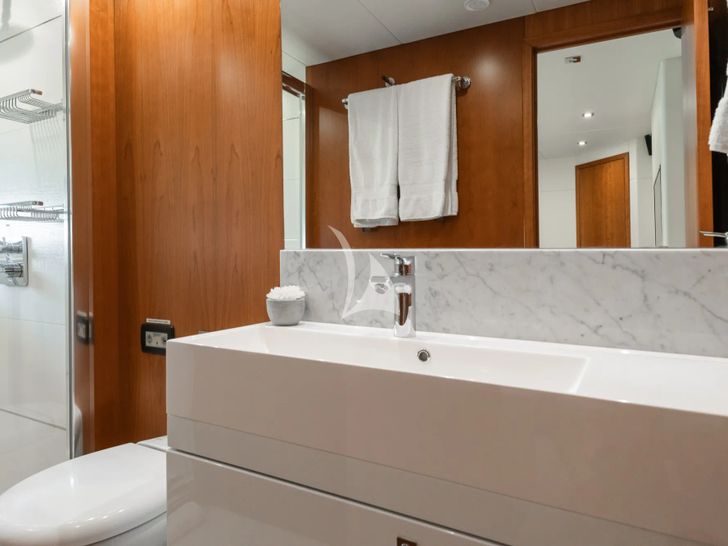 PLAY THE GAME Sunseeker 28m - twin cabin bathroom PLAY THE GAME Sunseeker 28m - twin cabin bathroom