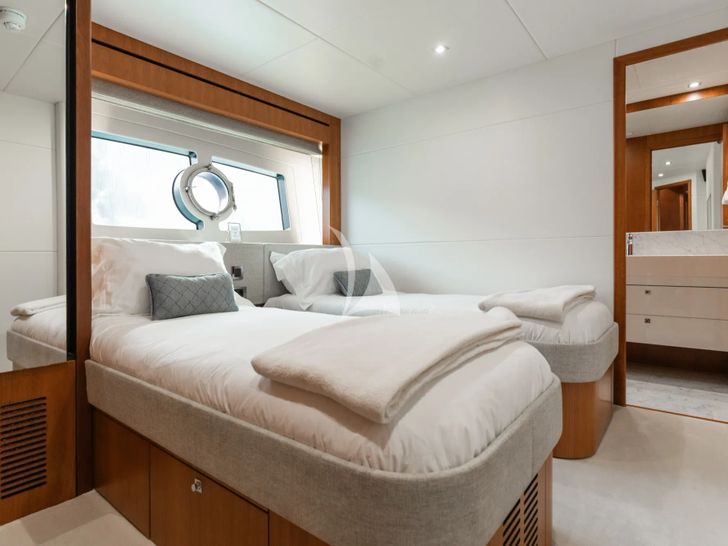 PLAY THE GAME Sunseeker 28m - twin cabin PLAY THE GAME Sunseeker 28m - twin cabin