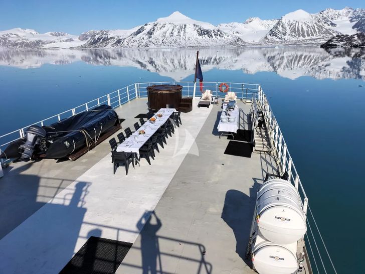 POLARFRONT Custom 55m - alfresco dining set up POLARFRONT Custom 55m - alfresco dining set up