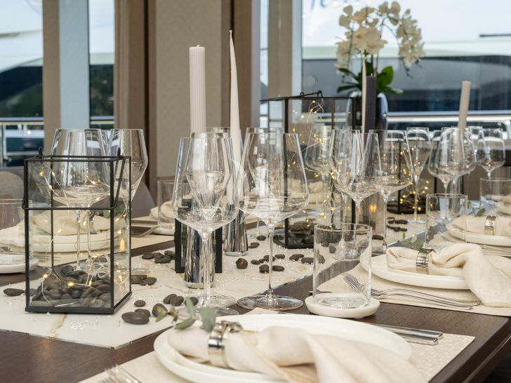 POPS Sunseeker 116 Sport wine party set up POPS Sunseeker 116 Sport wine party set up