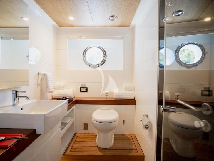 PREFERENCE 19 Tansu 36m cabin bathroom