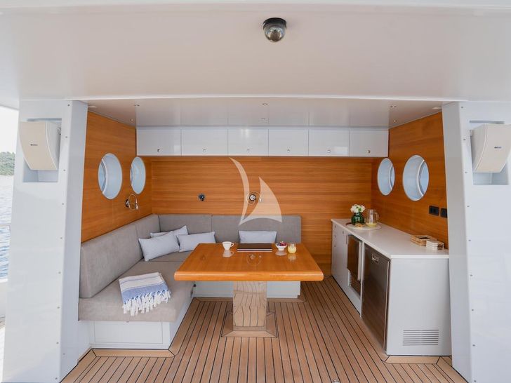 PREFERENCE 19 Tansu 36m covered lounging area