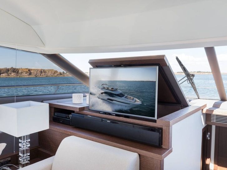 Prestige 520 Fly - saloon TV Prestige 520 Fly - saloon TV