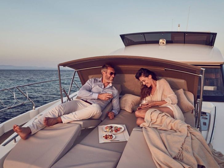 Prestige 520 Fly - foredeck bronzing area Prestige 520 Fly - foredeck bronzing area
