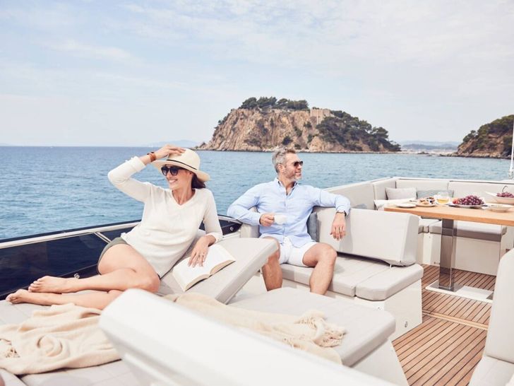 Prestige 520 Fly - guests on the flybridge Prestige 520 Fly - guests on the flybridge