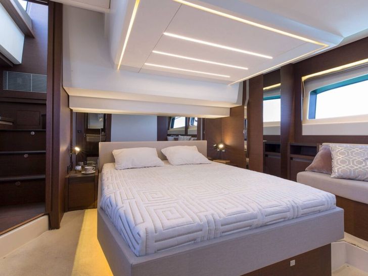 Prestige 520 Fly - master cabin Prestige 520 Fly - master cabin