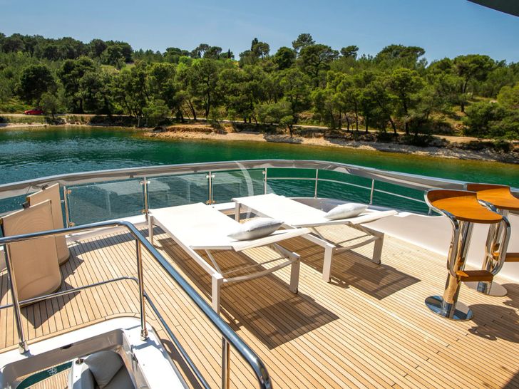 PREWI Azimut Fly 78 - flybridge aft sunbeds PREWI Azimut Fly 78 - flybridge aft sunbeds
